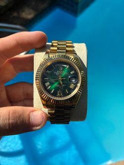 Green Face and Gold