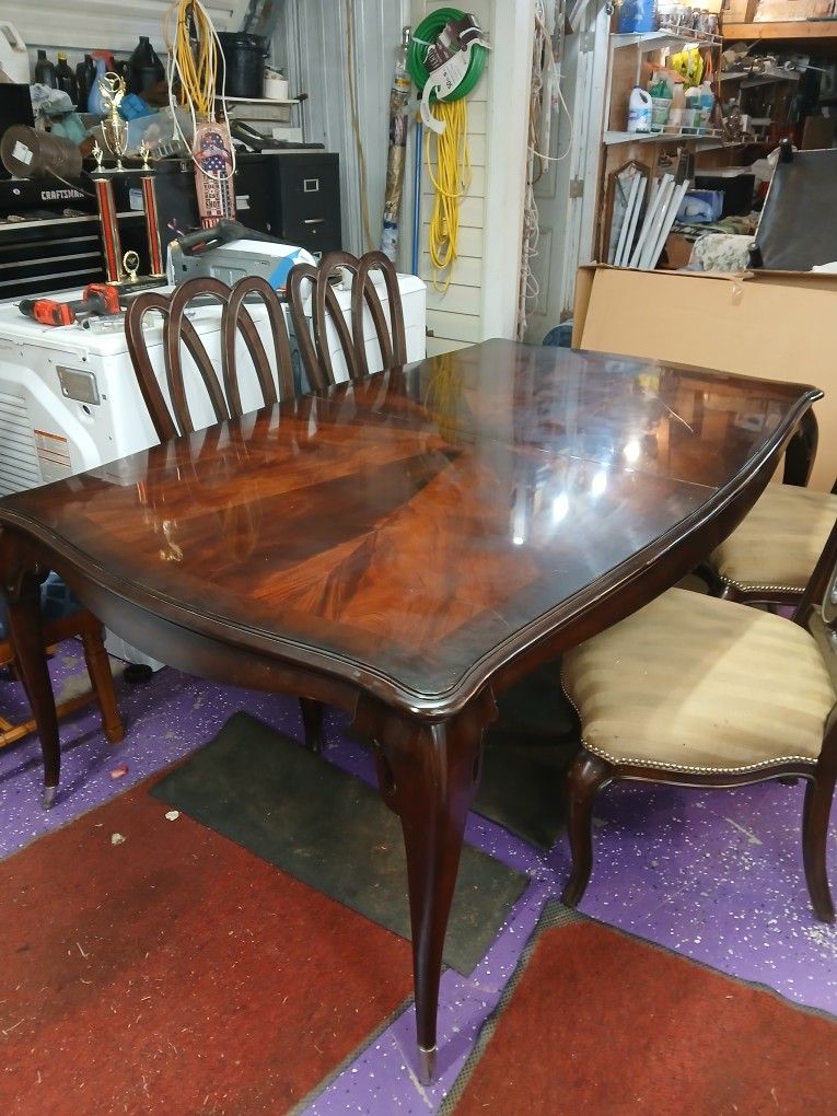 Table/chairs 