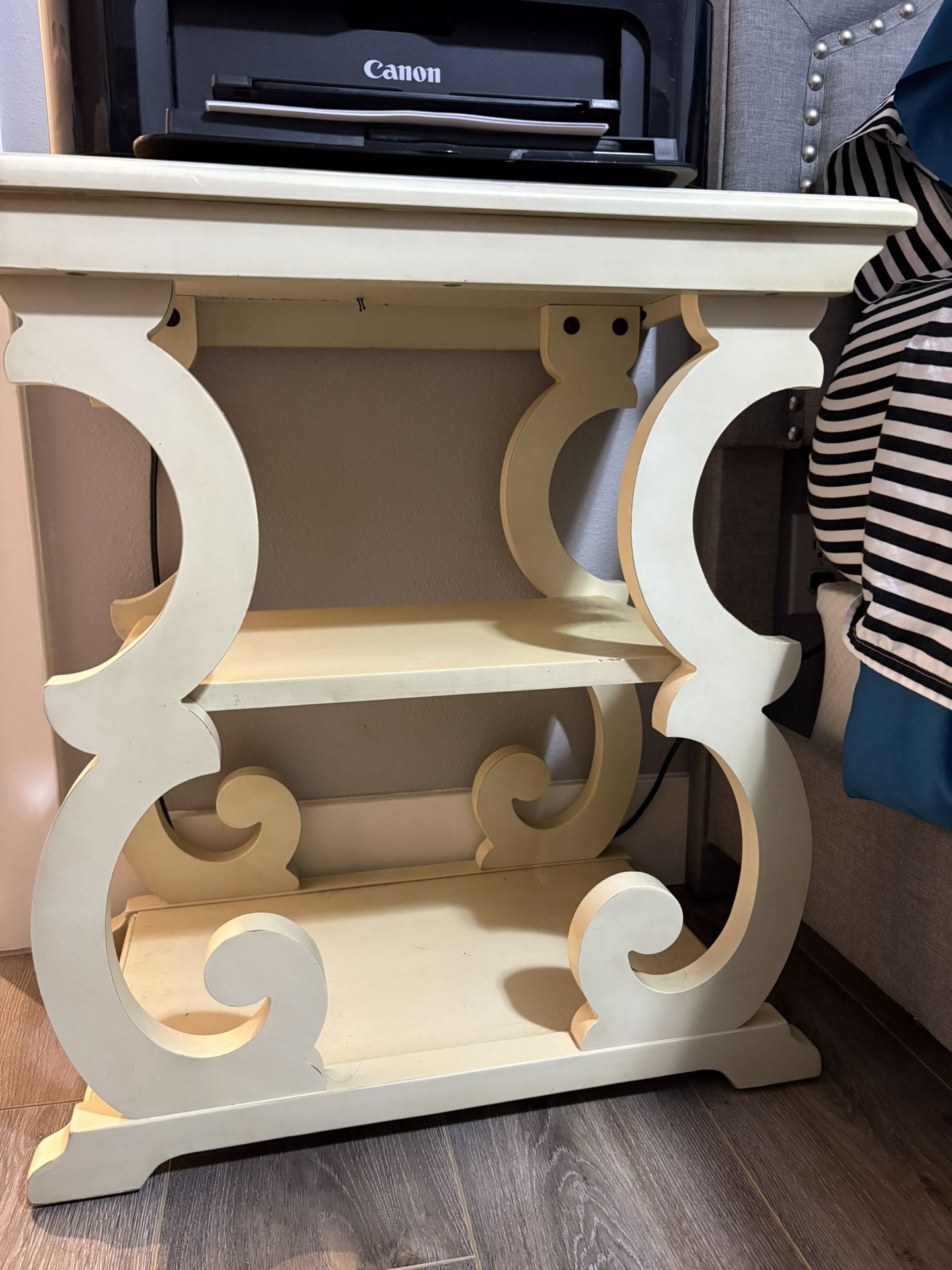 Set Of 2 Broyhill furniture Wood, Very Unique Night Stands / End Tables