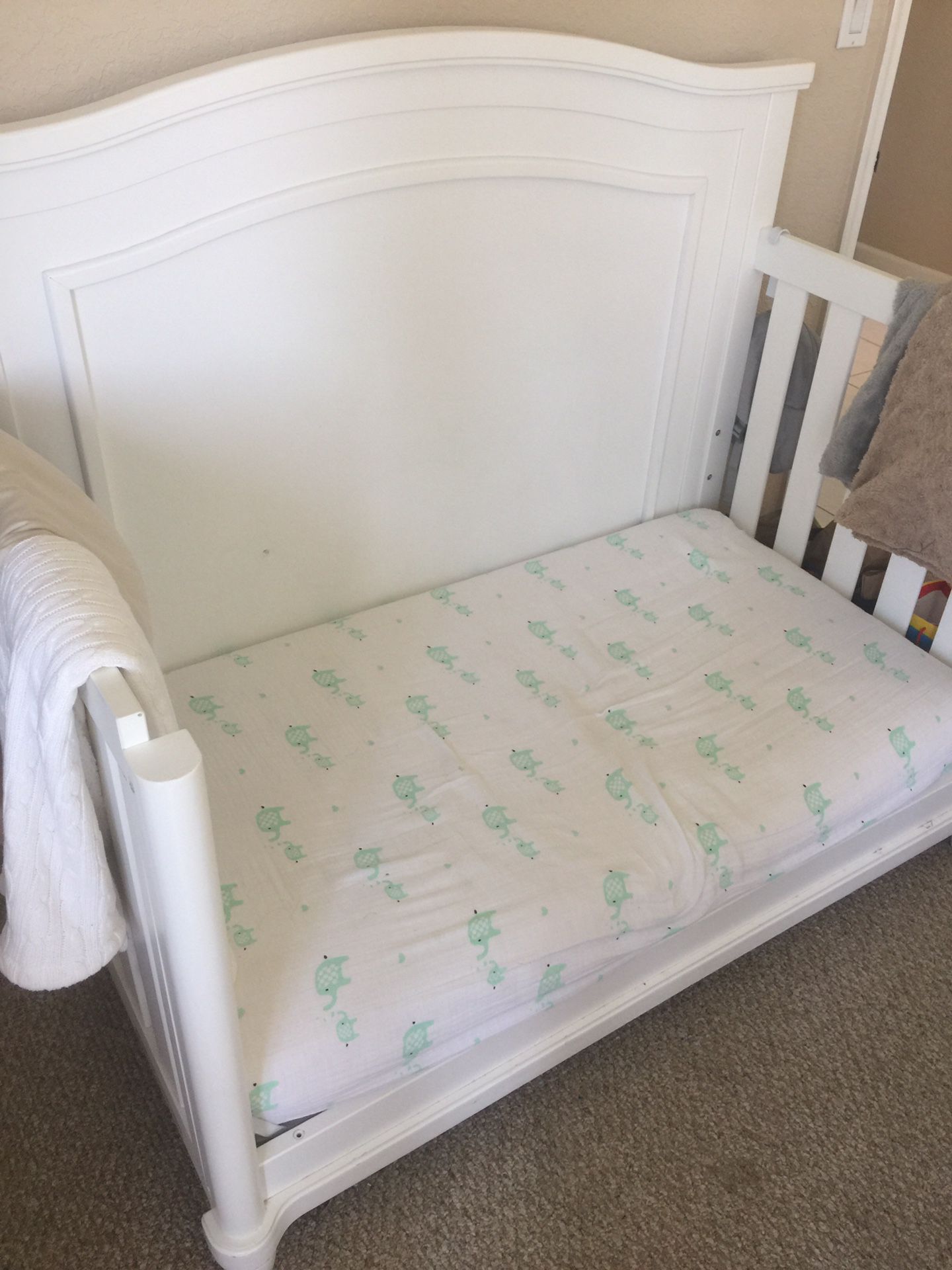 Convertible crib/toddler’s bed and changing table/drawers