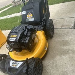 Dewalt Gas Lawnmower 22” Blade 163cc Self Propelled