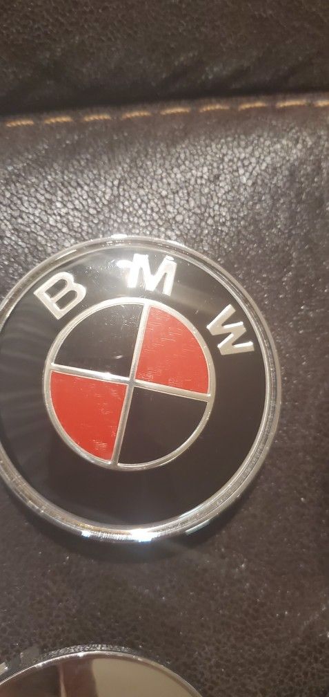 B-M-W Black And Red HubCaps