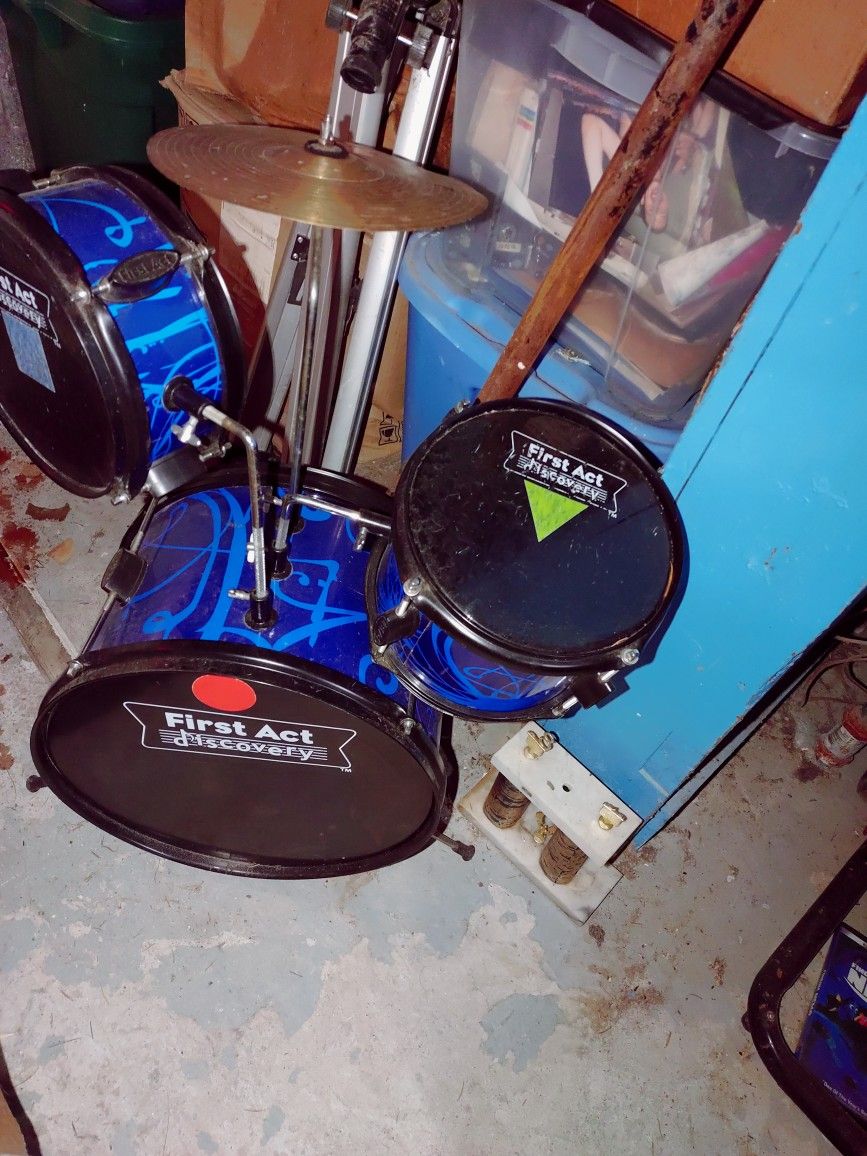 BOY'S TOYS /DRUMSET / BLACK AND DECKER