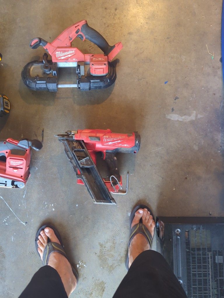 Milwaukee Fuel 30° 3 And 1/2-in Nail Gun