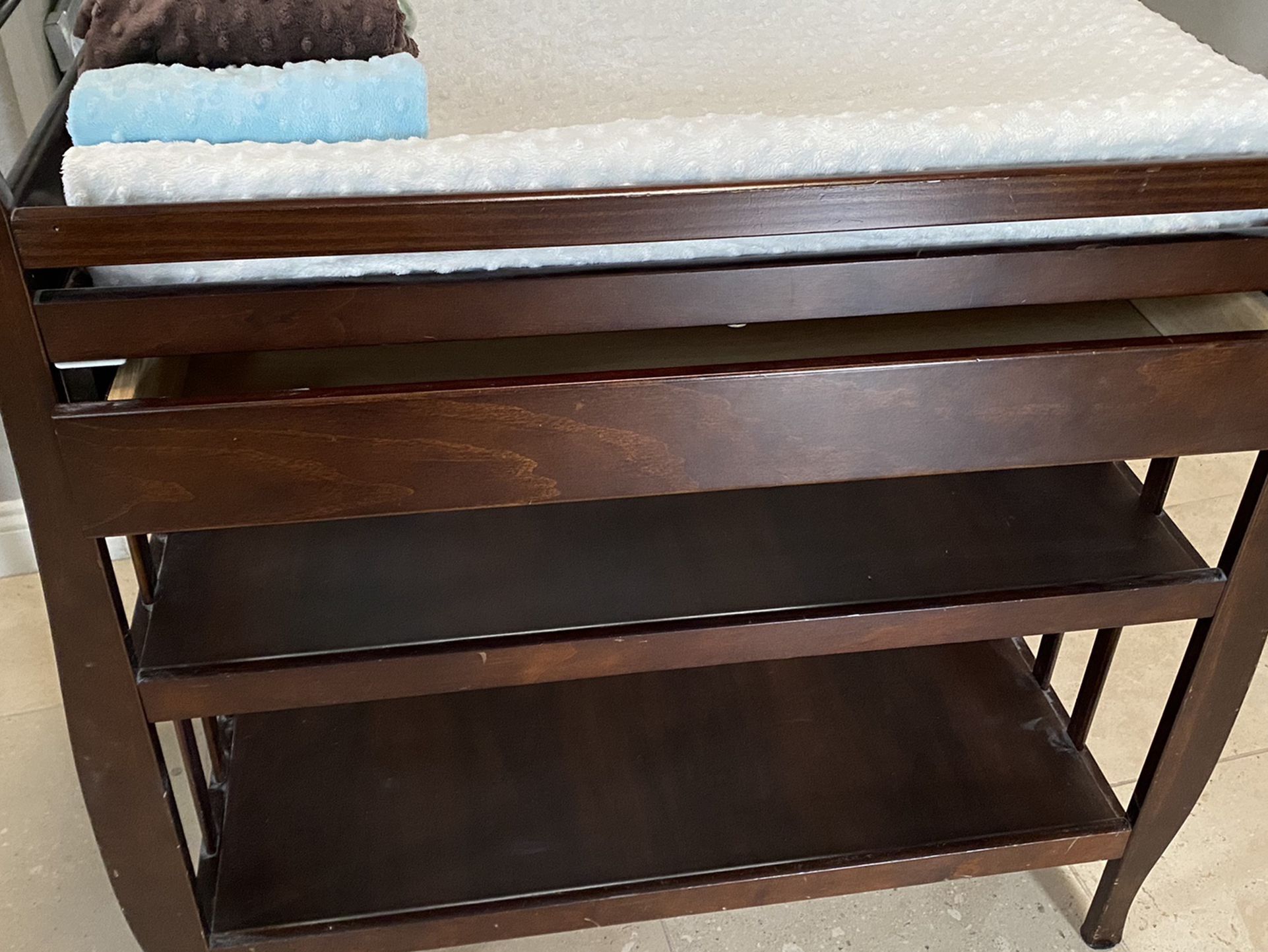 Wooden Changing Table With Mattress And 4 Covers