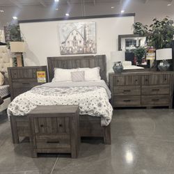 6 PIECE QUEEN BEDROOM SET. Includes: 3 pcs bed Frame, dresser, mirror, nightstand.