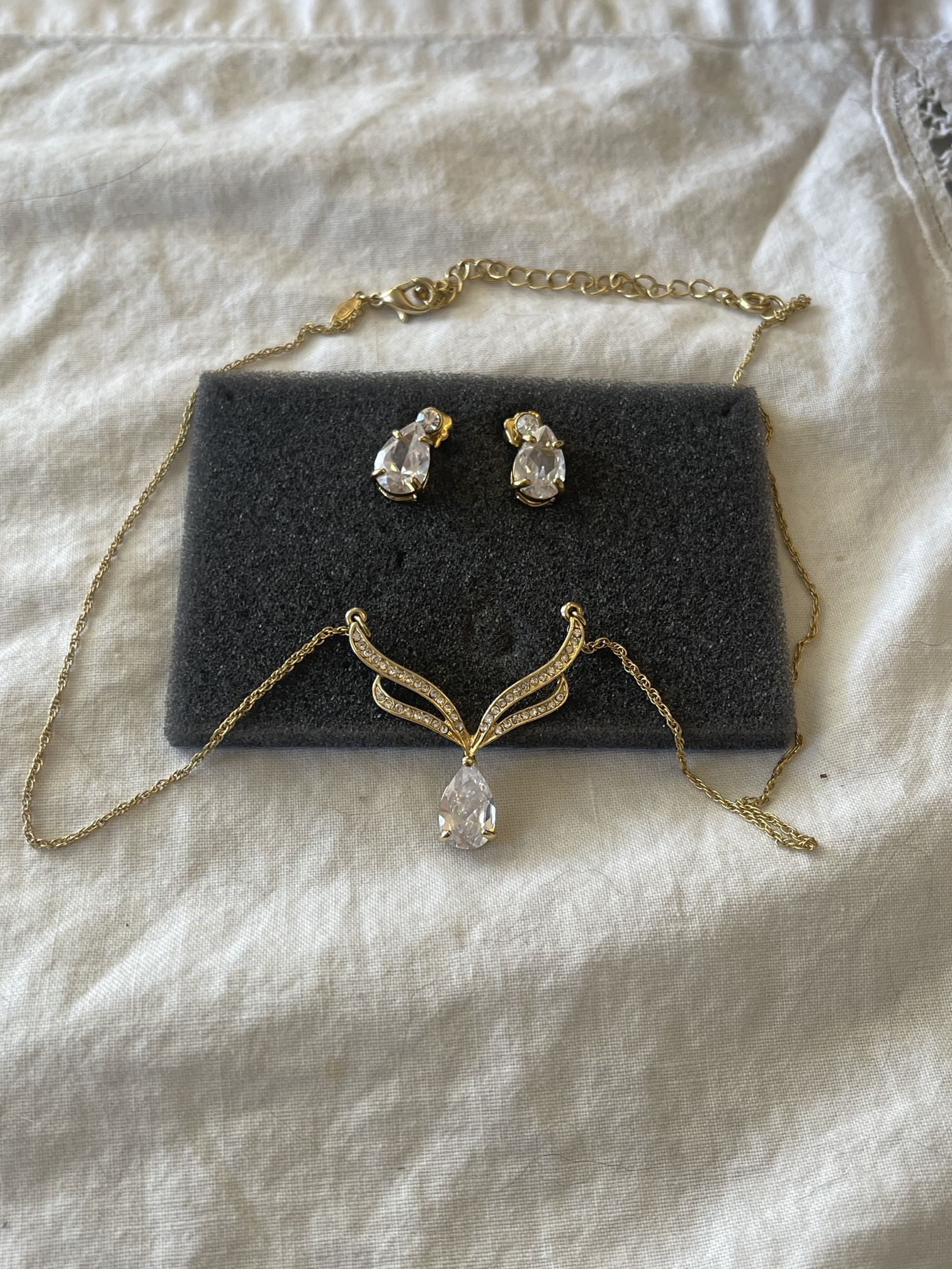 Beautiful Vintage Pendant And Earrings