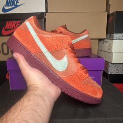 Dunk Low SB Mystic Red 