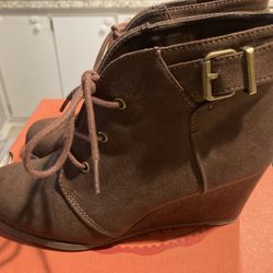 SO Hay Ride Brown Wedge Boot Size 8.5 In box
