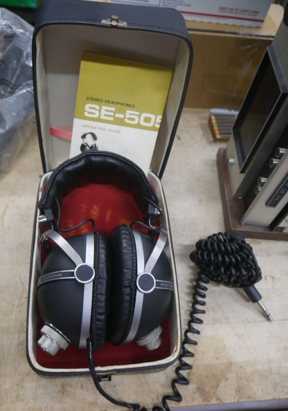 Vintage Pioneer SE-505 Stereo Headphones Adjustable Volume TESTED WORKING. in a good working order. with case.