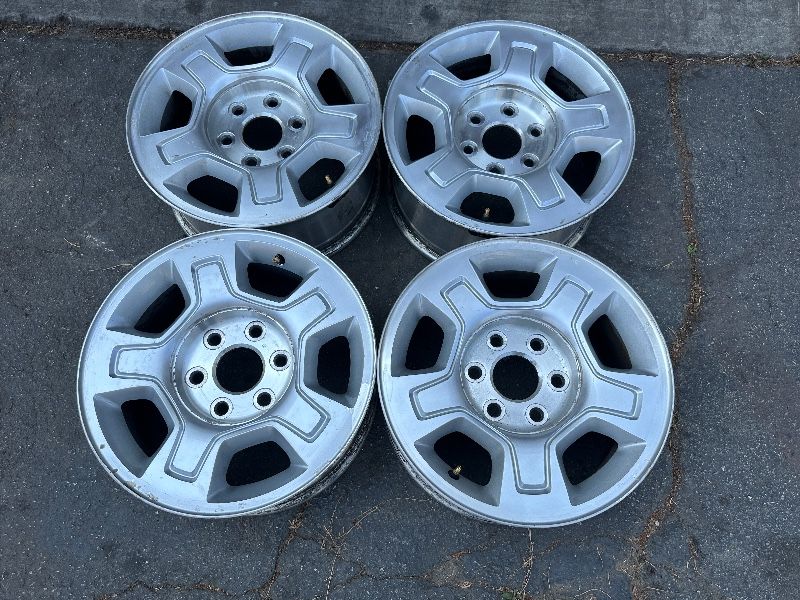 Stock Chevy 6 lug 17 inch alloy wheels in good condition Fits GMC -T06780