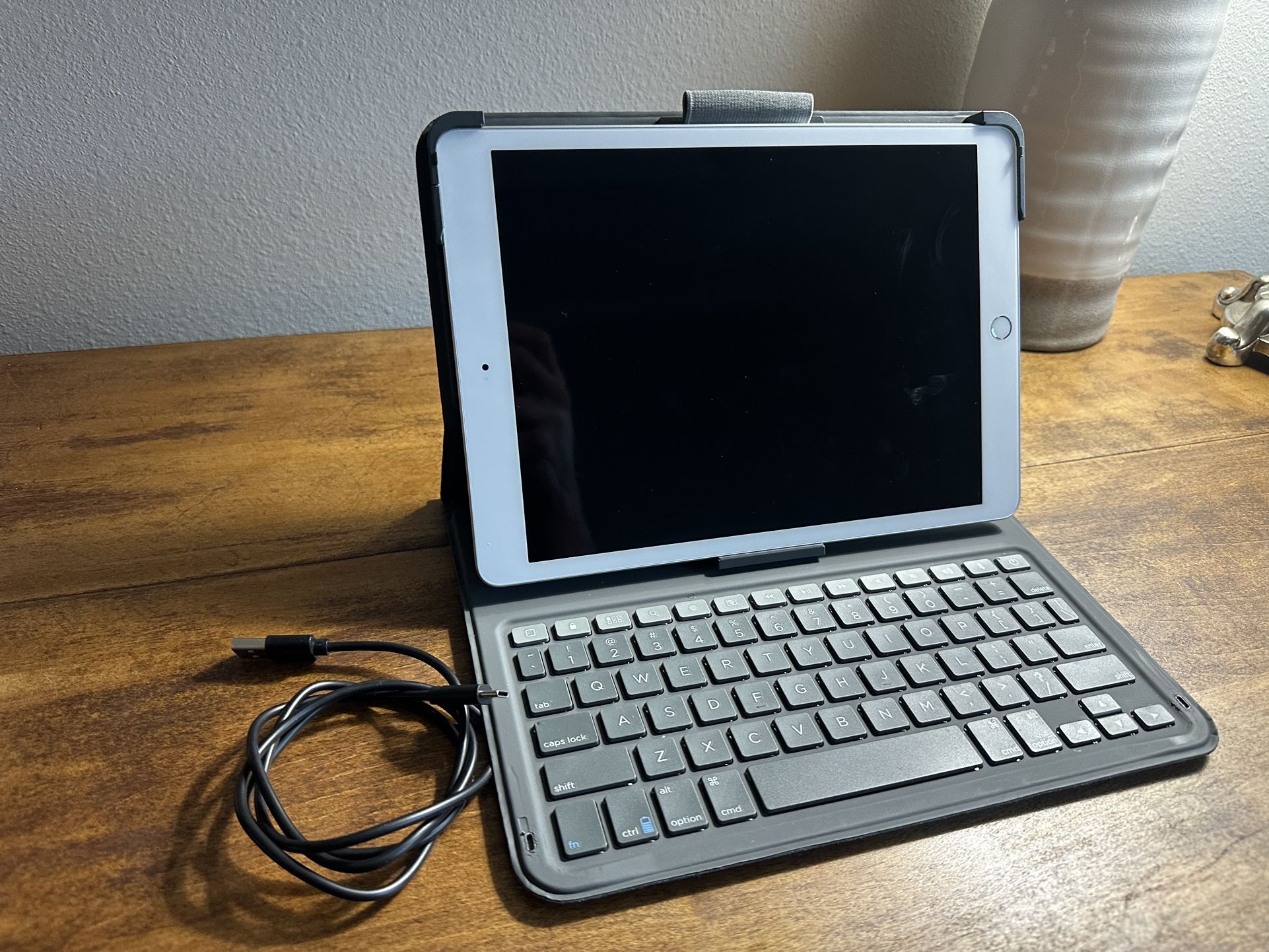 iPad 8th Generation 128gb with Keyboard Case