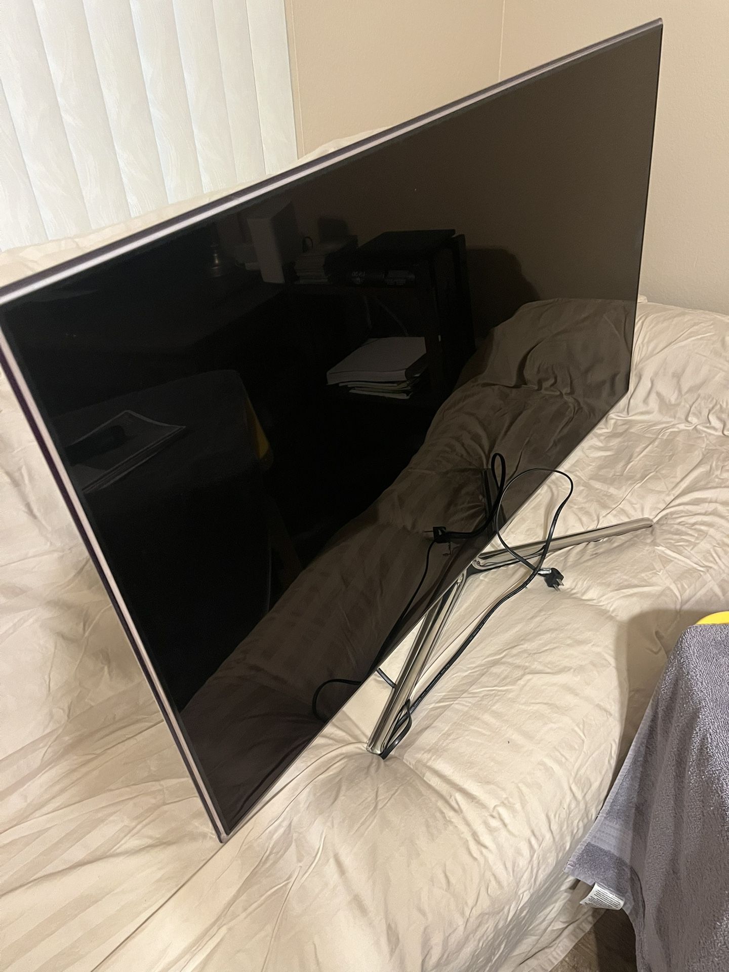 Samsung 55 Inch Series 5000 Tv With Remote & Papers