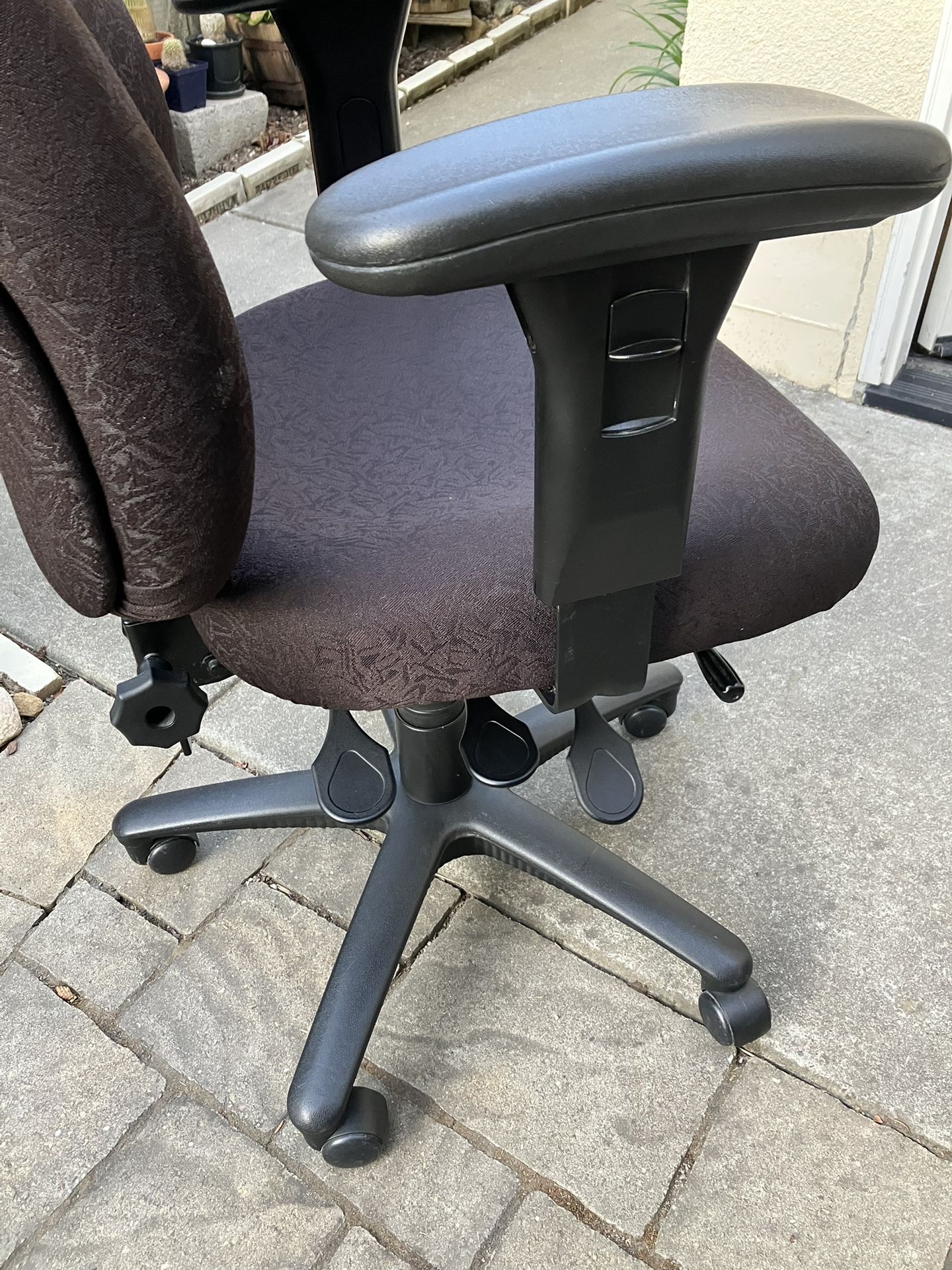 Like New-Super Comfortable Ergonomic Managers Office Chair 