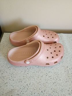 WOMEN'S PINK CROCS SIZE 10