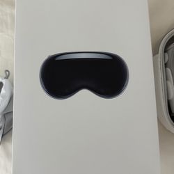 Apple Vision Pro 256GB Size Medium With Apple Case In Box Like New DTLA Pickup Only 