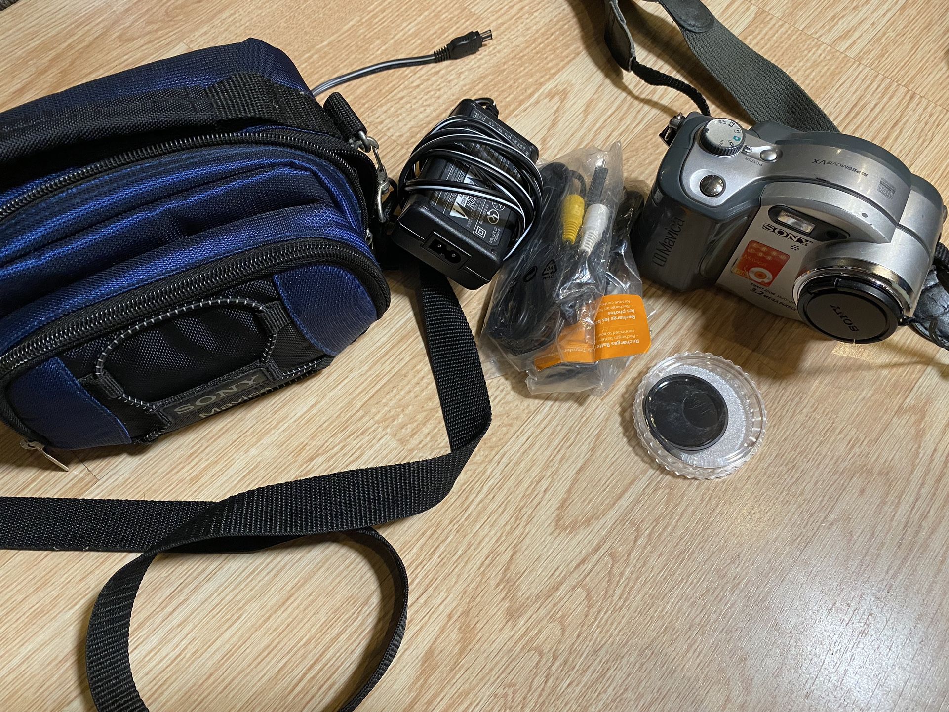 Sony MVCCD400 CD Mavica 4MP Digital Camera w/3x Optical Zoom with carrying case,charger,cables and Sony ND8 Lens