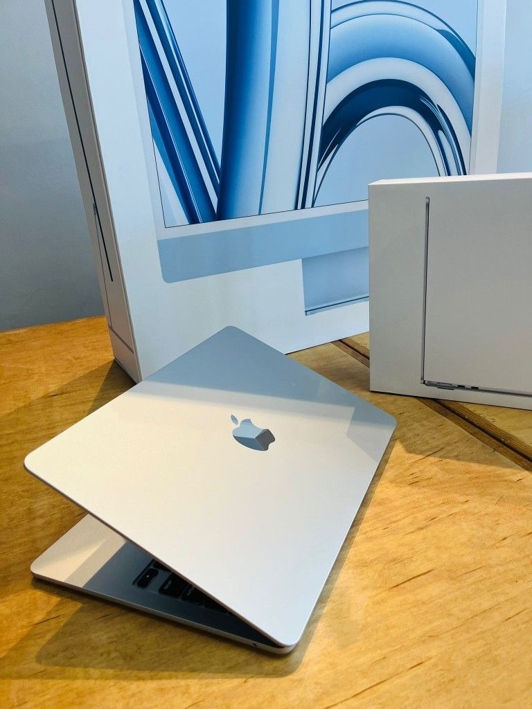 2022 Apple MacBook Air 13” M2 Chip 8GB RAM with Touch ID Laptop