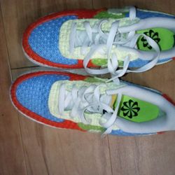 Fresh Nikes Size 5y 