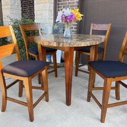 Beautiful Counter Height Dining Set. Table with 4 matching chairs. Good condition, heavy and sturdy!