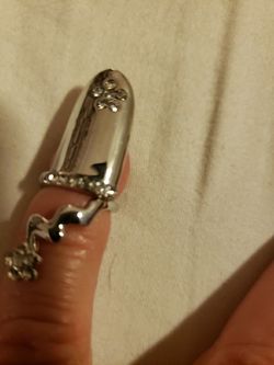 Uña plateada con piedritas