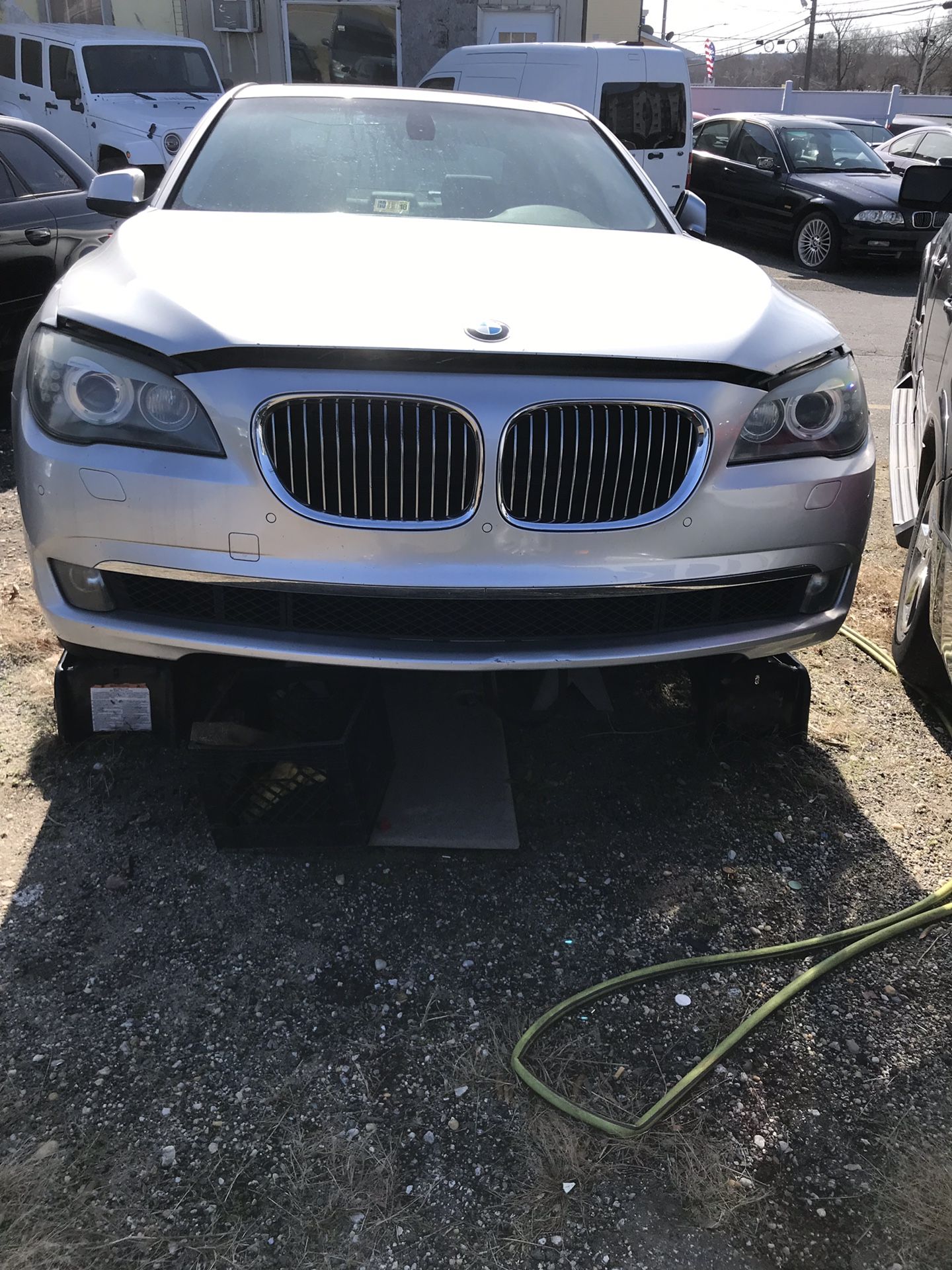 Bmw 740 I. For parts bad engine 110k