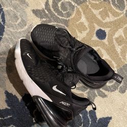 Nike 270 Size 7 Youth