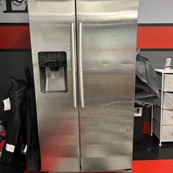 Samsung Side-by-side refrigerator (FREE - Fridge Not Working Properly But The Freezer Still Works)