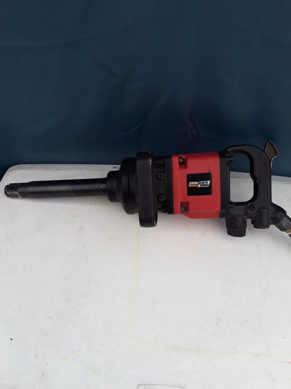 Central Pneumatic Earthquake 61616 – 1 in. Professional Air Impact Wrench