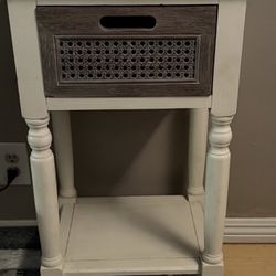 2 Night Stand Tables 
