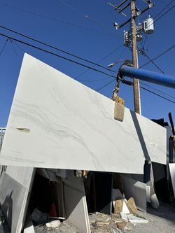Light Calcatta Quartz Slab 