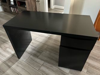 Black Desk