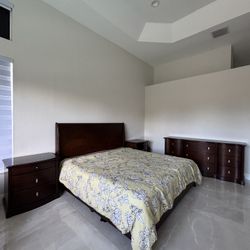 Beautiful Solid Wood Bedroom Set – King Size Bed + Nightstands + Dresser