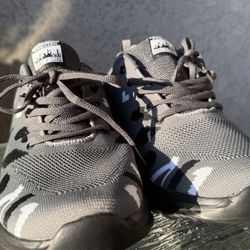 🔥 SELLING TODAY – Lightweight Camo Athletic Sneakers (Like New) 🔥