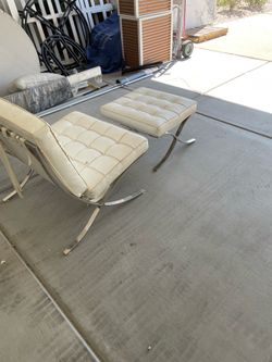 Contemporary chair with 2 ottomans