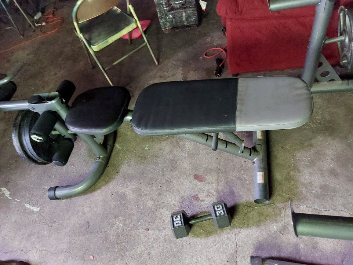 Weight Bench With 4 35lbs Plates