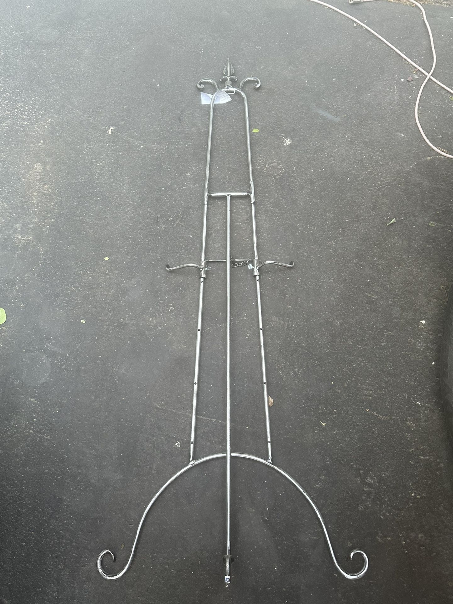 SILVER IRON EASEL (from wicked Furniture )