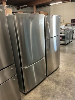 Midea MRB19B7AST Bottom Freezer Refrigerator (Open Box / Scratch & Dent)