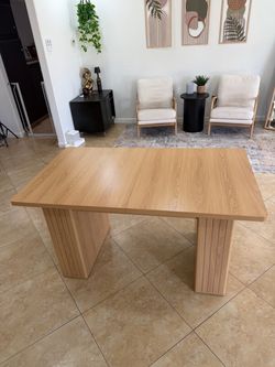 BRAND NEW Extendable Dining Table