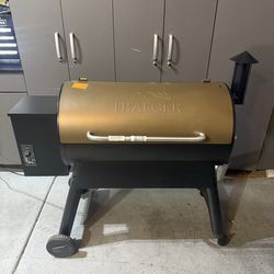 Traeger Pro Series 34-Pellet Grill and Smoker in Bronze