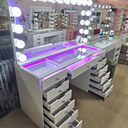 Vanity Set With 18 Bulbs and Bluetooth speakers!