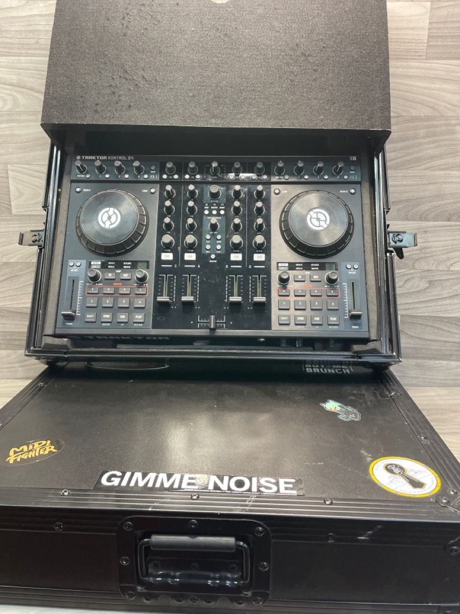 A1 Hawk – Traktor Kontrol S4 DJ Controller (A1D017158) – w/ Odyssey Case