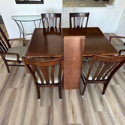 Expandable dining room table 