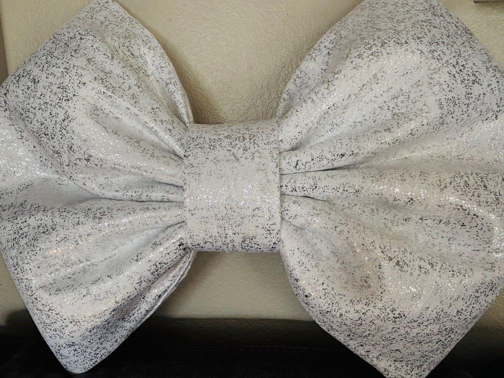 large white and silver bow (28 In)