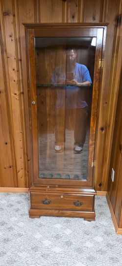 Gun display cabinet