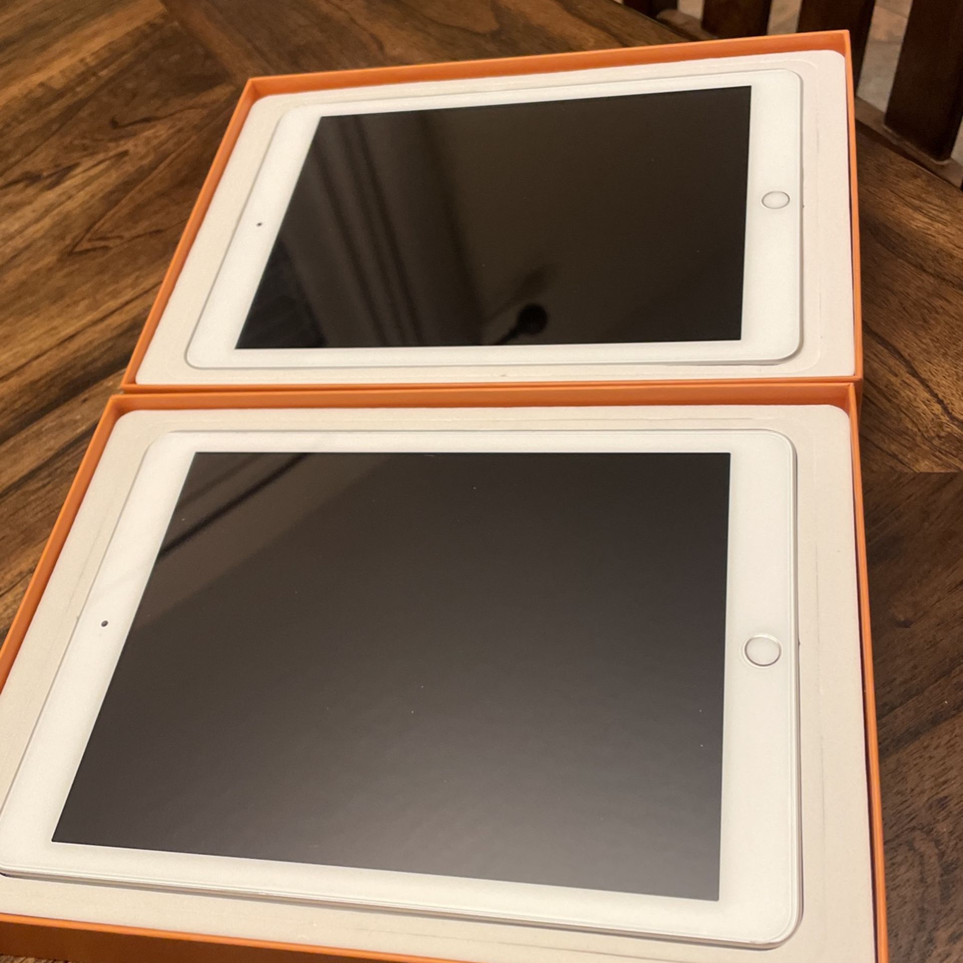 2 IPad 6 9.7” 32GB