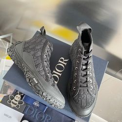 (Dior) high-top casual shoesA representative model of the brand's trendy style