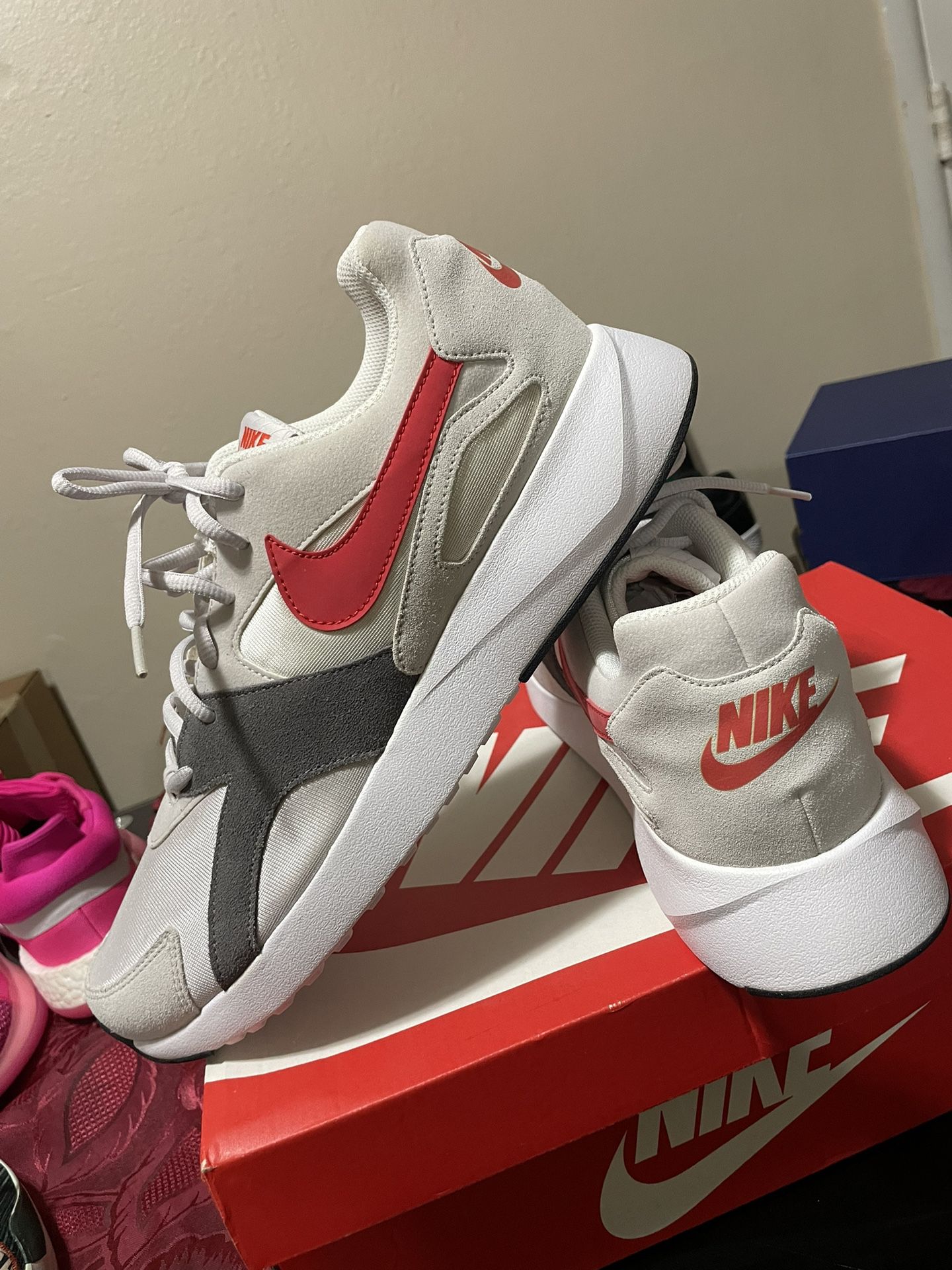 Nike Pantheos Varsity Grey Red Retro Men's Shoes Size 11.5 for Sale in Saint Joseph, MO - OfferUp