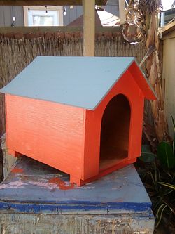 Medium wood dog house