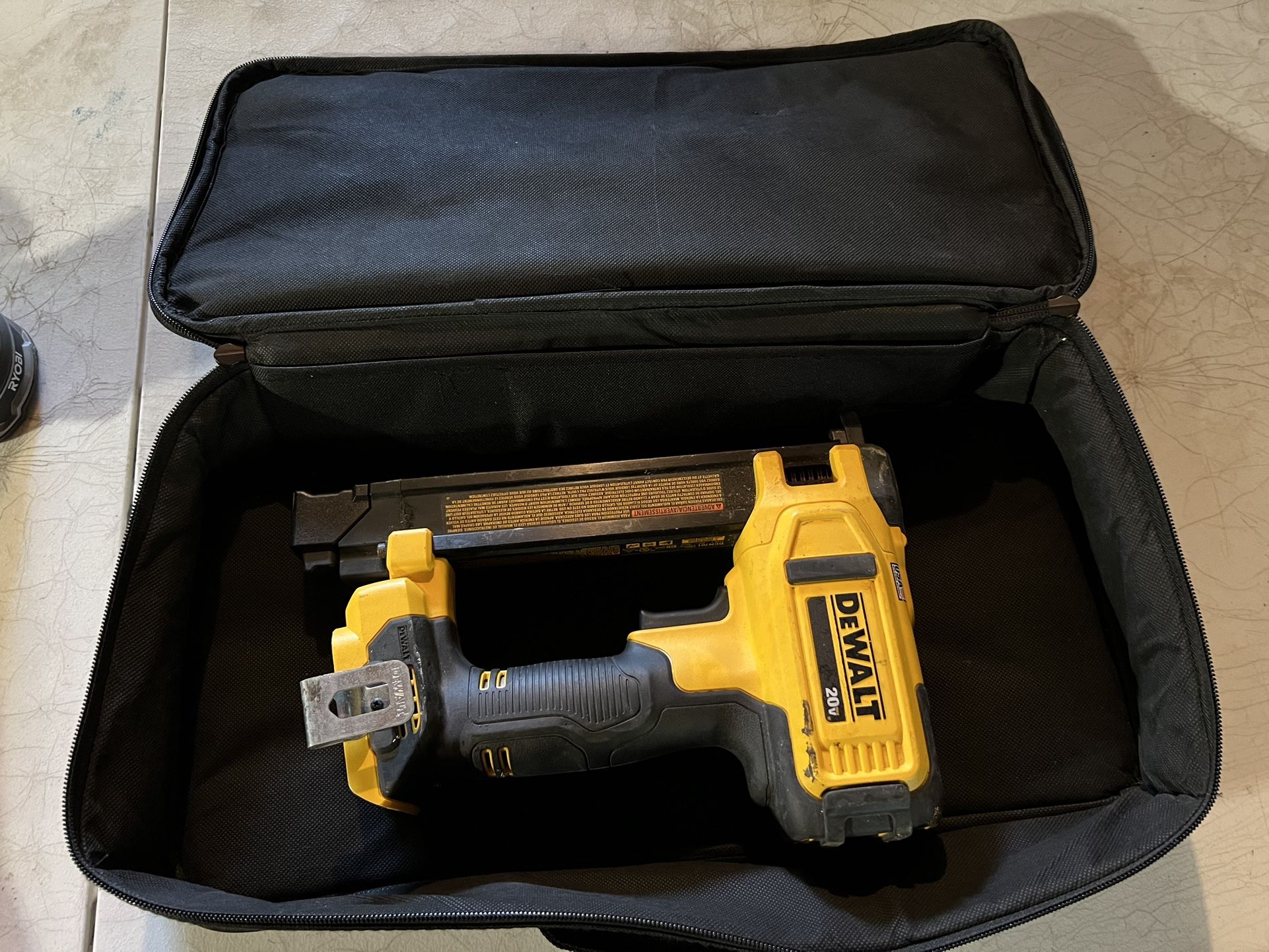 Staple Dewalt